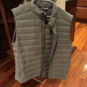 Lululemon men’s navigation down vest size L green